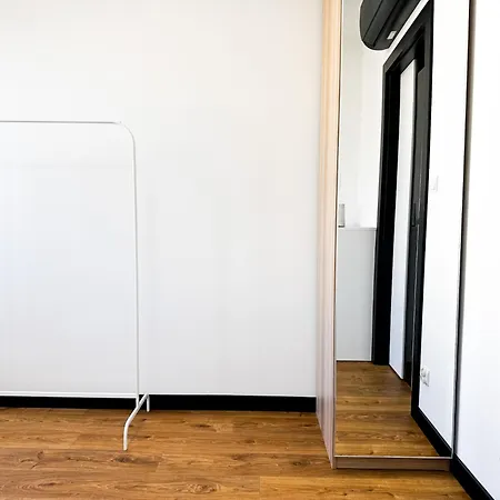 Modern 4bd, Balcony, Family Apartman