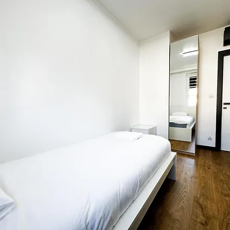 Modern 4bd, Balcony, Family Apartman *